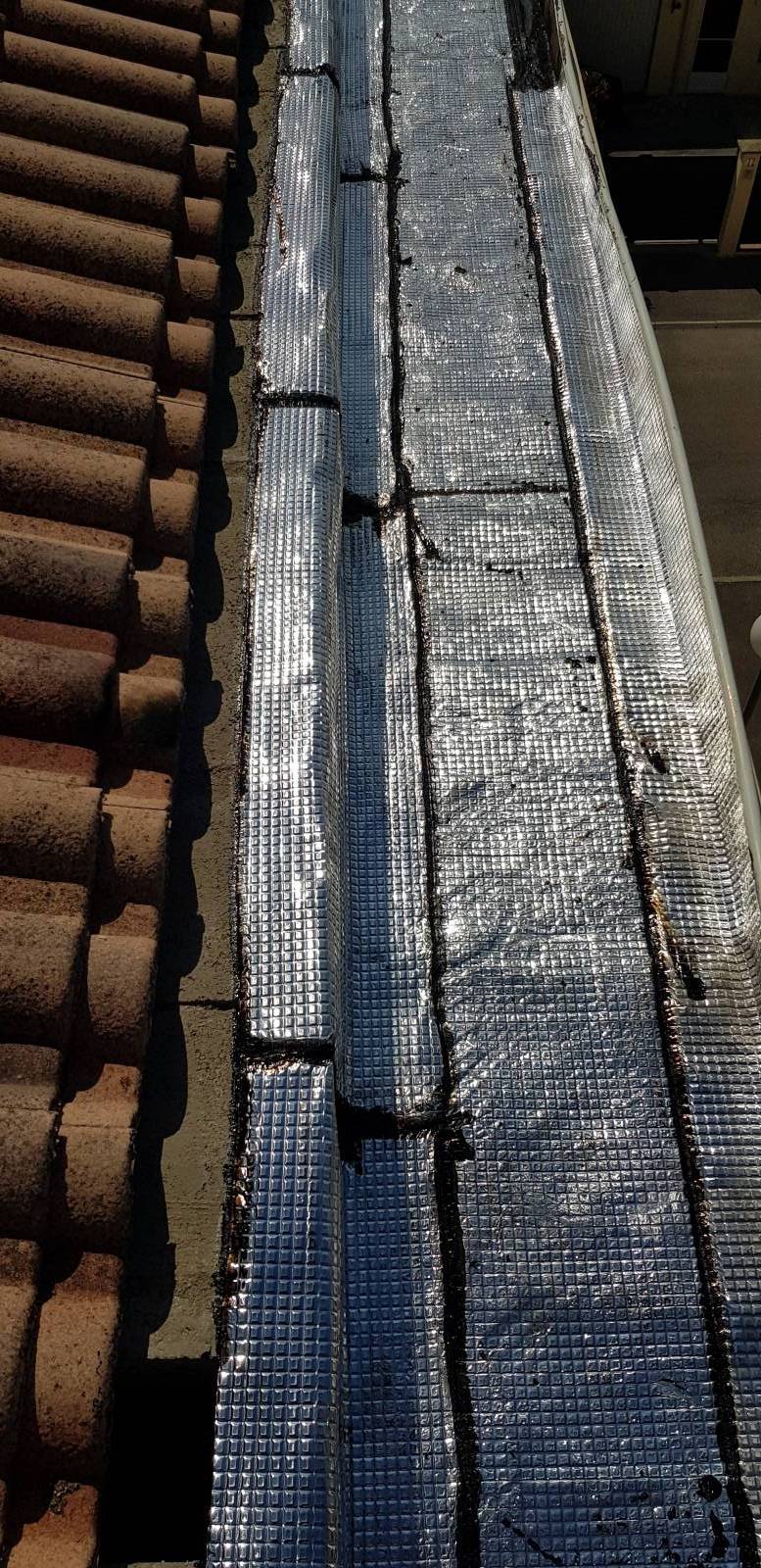 Réalisation d'une étanchéité aluminée sur 220 mètres linéaires de chéneaux  à Marseille