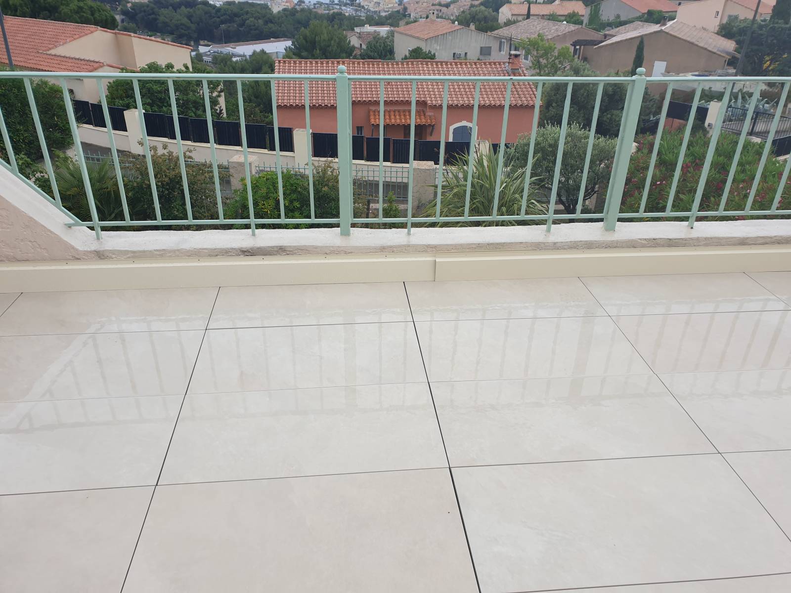 Pose d'une étanchéité avec isolation protégée avec des dalles sur plots à Sausset Les Pins