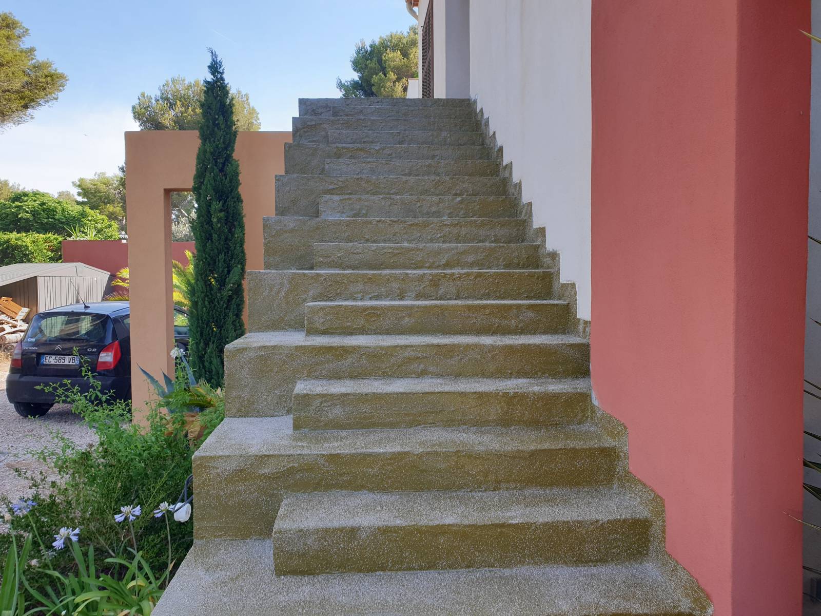 Pose d'une résine étanche pour des escaliers pour particuliers à Carry Le Rouet
