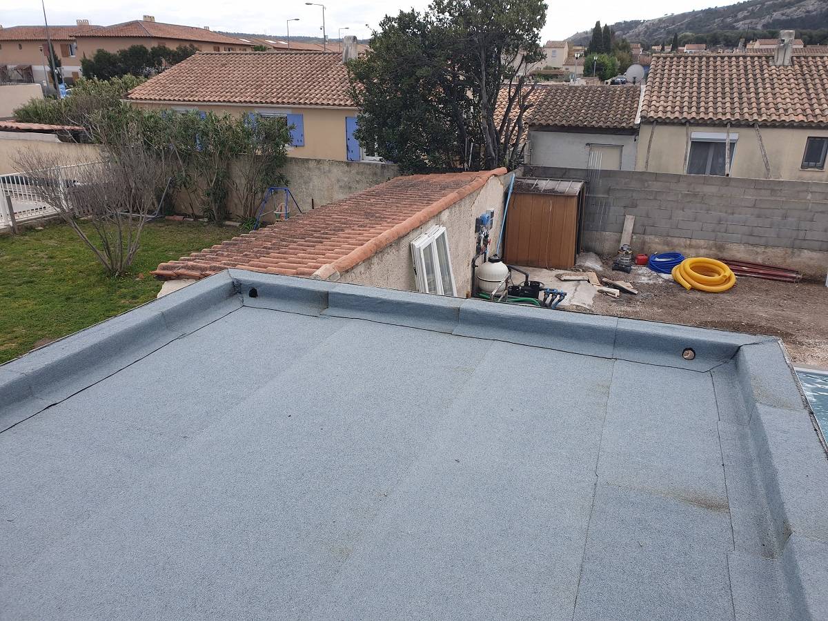 Réalisation d'une étanchéité bicouche autoprotégée d'une toiture de maison à Chateauneuf Les Martigues