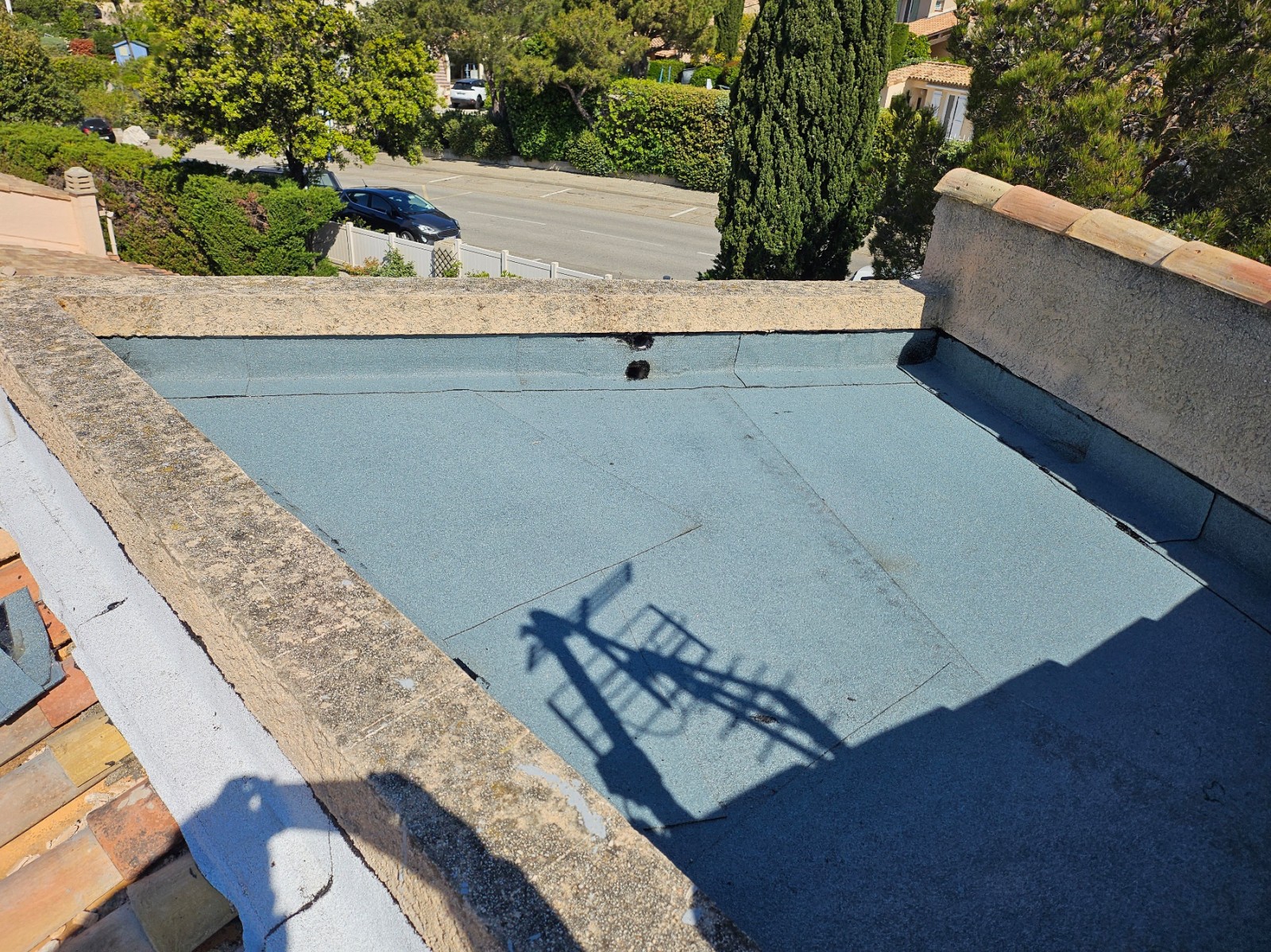 Etanchéité auto protégée avec isolation et pose de bandes solin sur une villa à Sausset les Pins