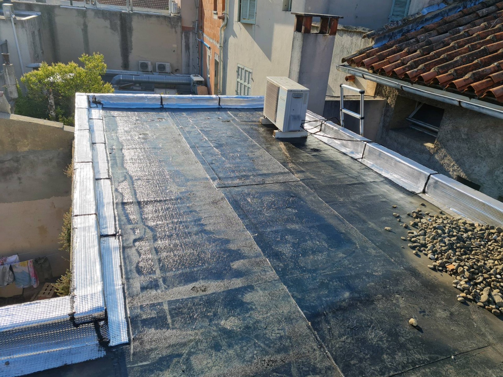 Réalisation de l'étanchéité et de l'isolation d'une toiture terrasse sous gravillons d'une maison sur Martigues
