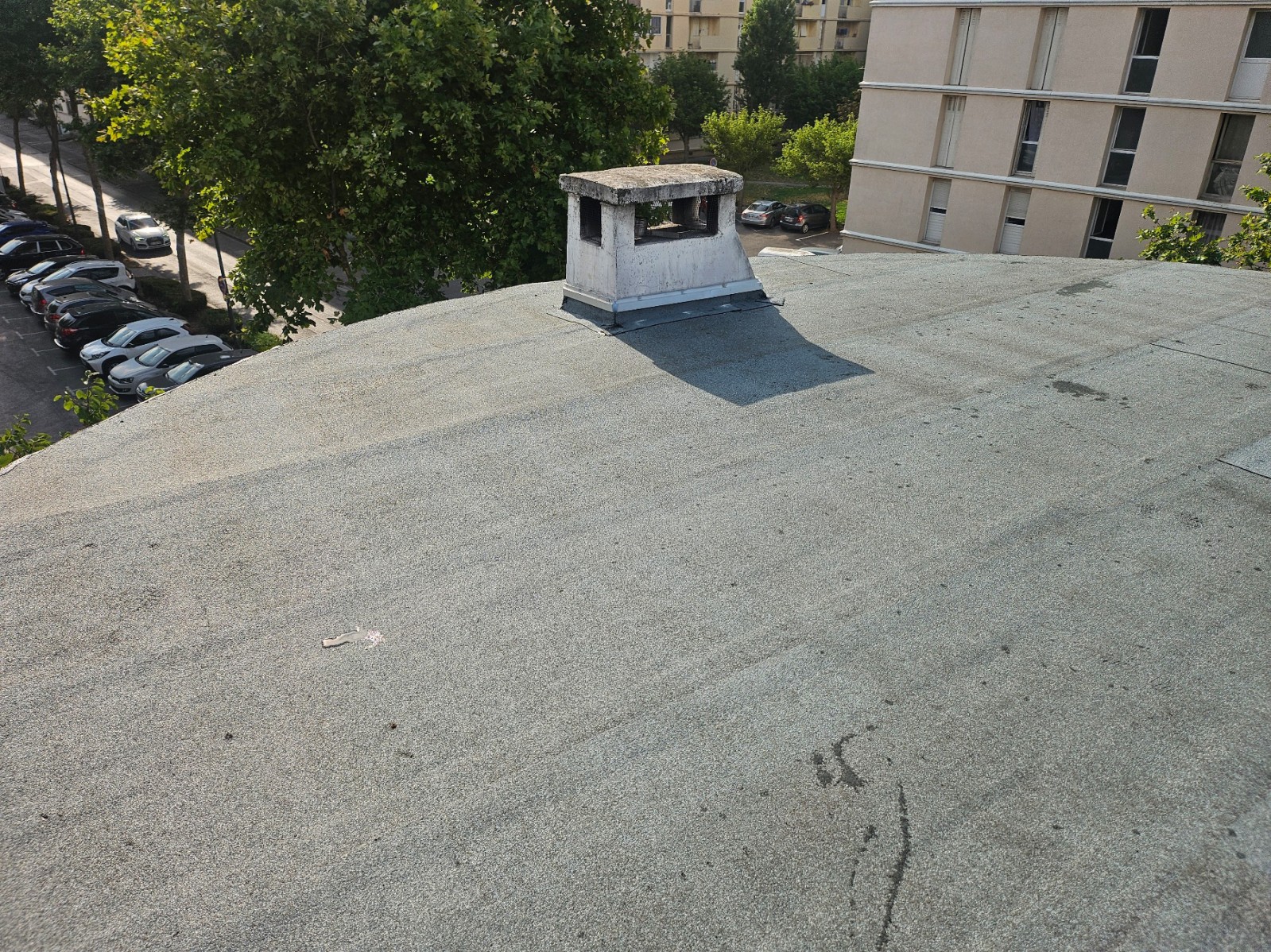 pose d'un isolant et d'un bijou chez auto protégé gris sur une toiture ronde a marignane 