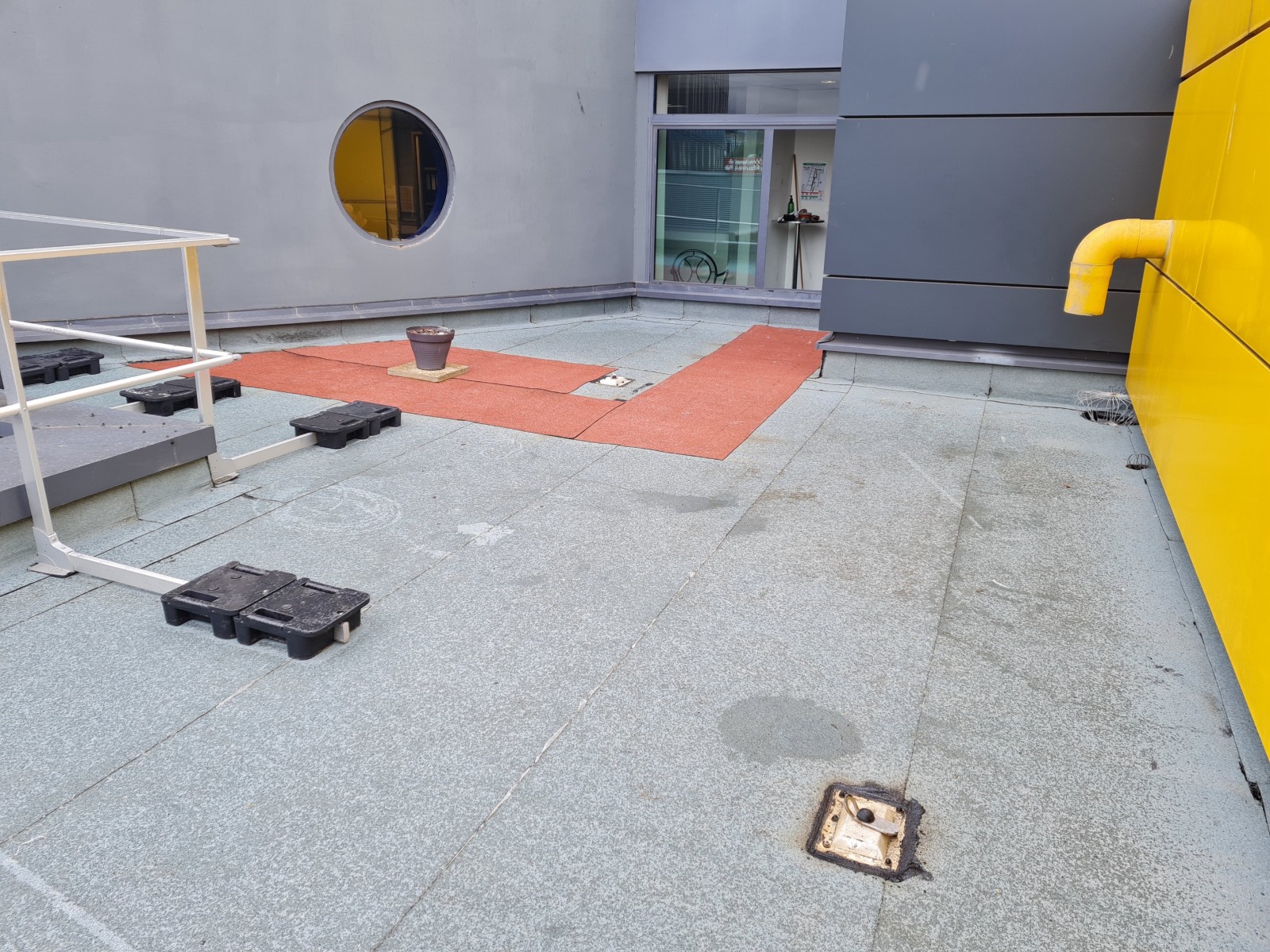 Réfection de l'étanchéité auto protégée d'une terrasse sue le cinéma Pathé Plan de Campagne