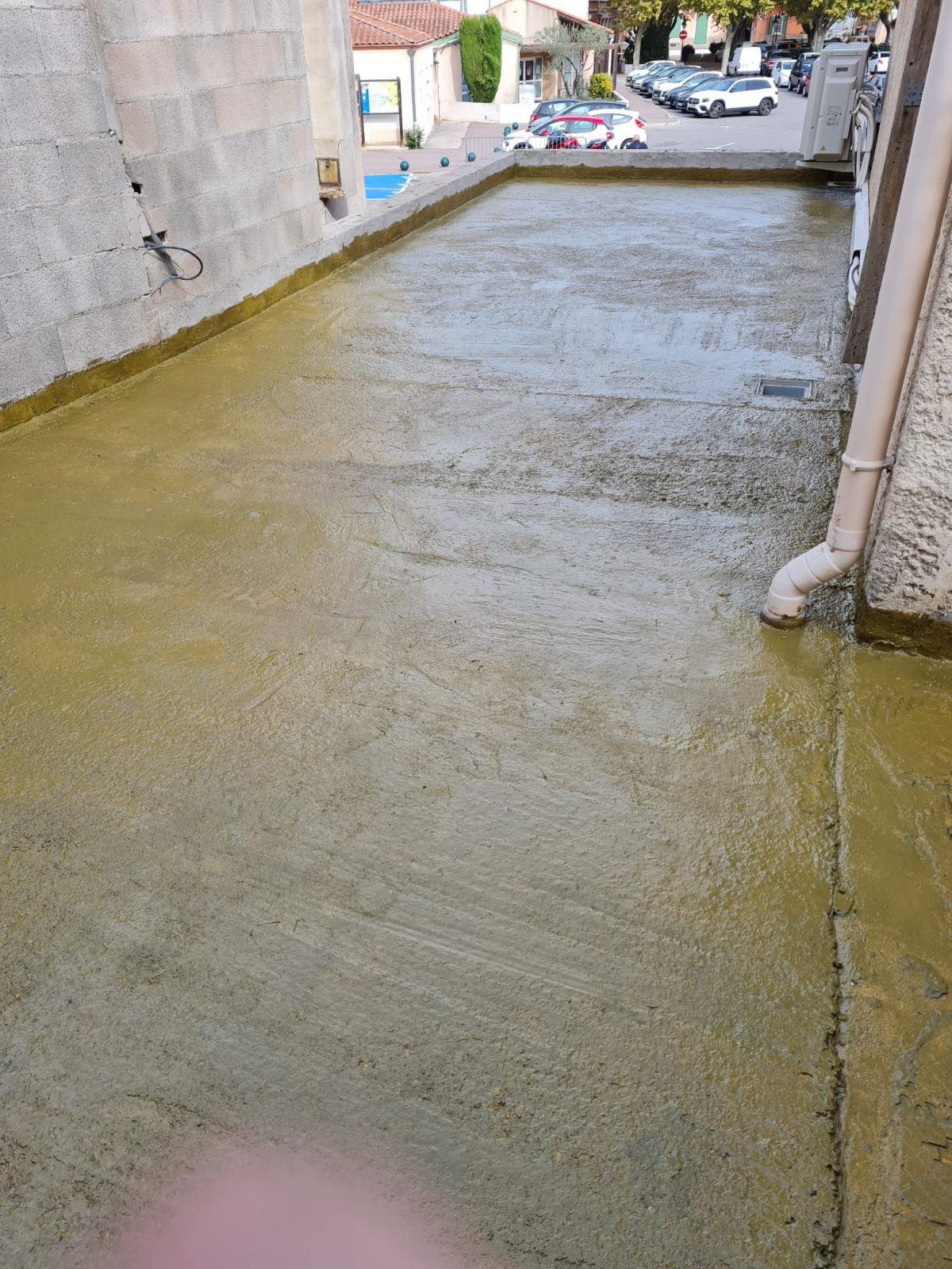 Application d'une résine étanche sur une station d'épuration à Pertuis dans le Vaucluse