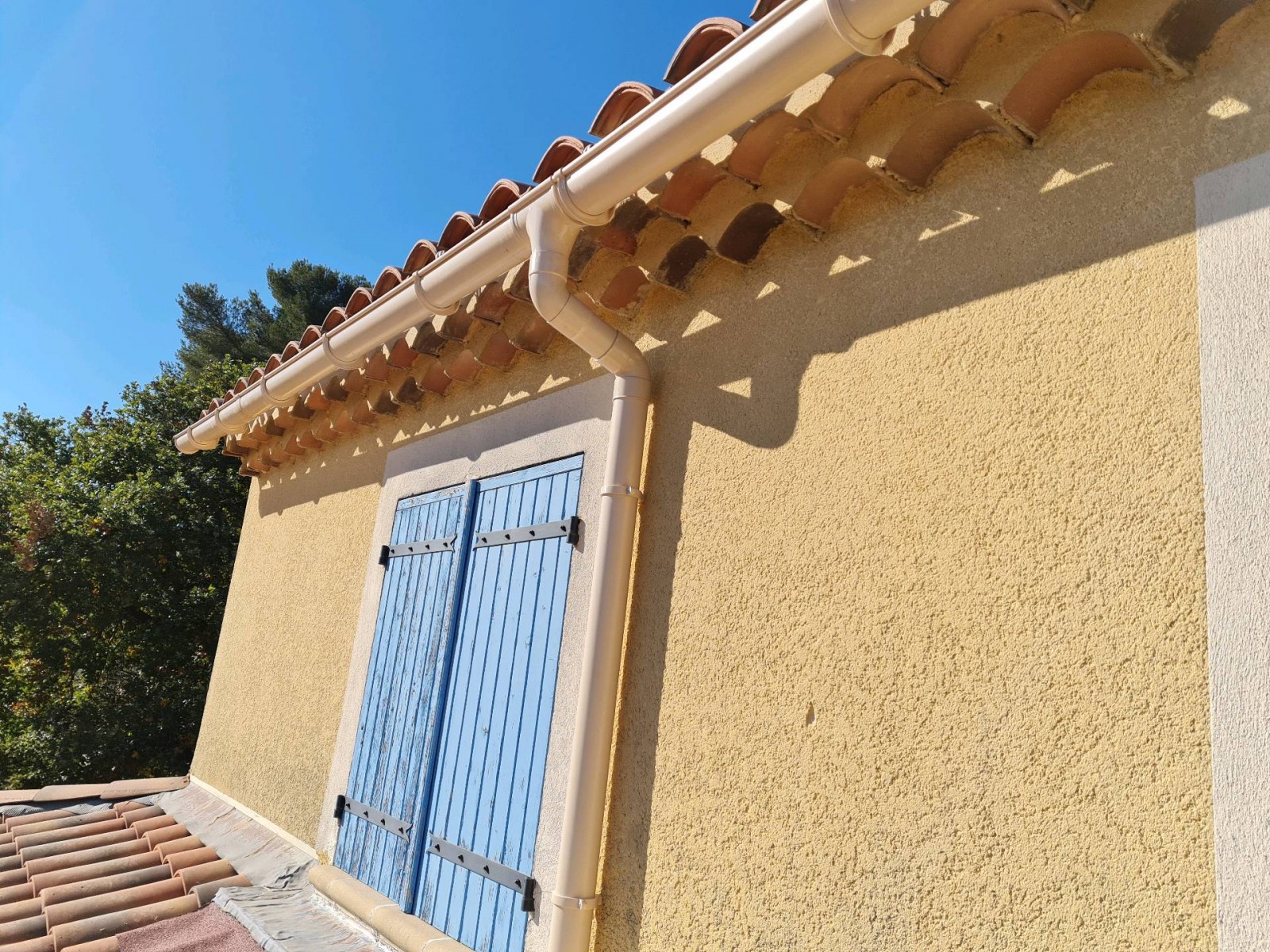 Pose de gouttières sur une villa à Gardanne
