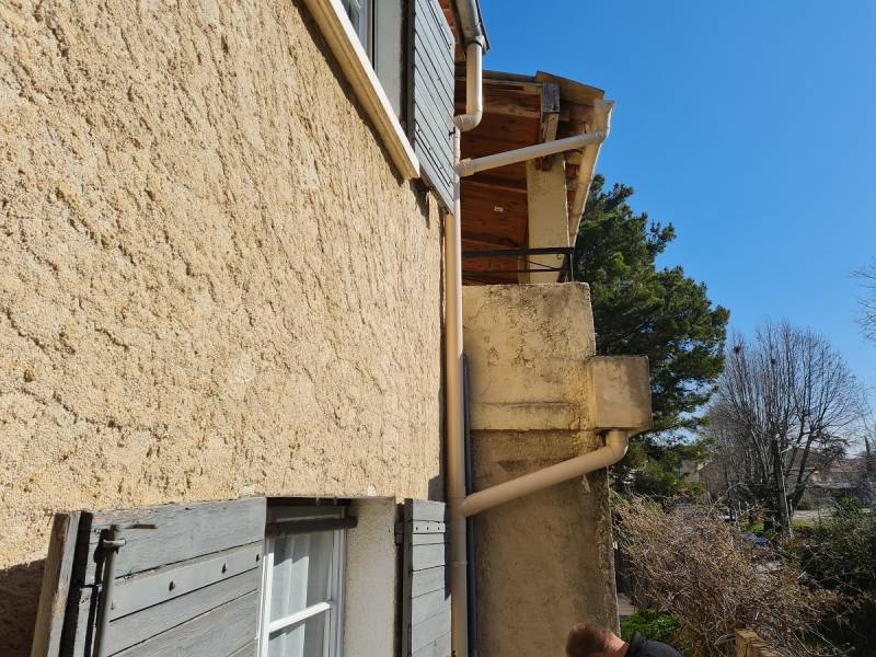 pose d'une descente d'eau en pvc